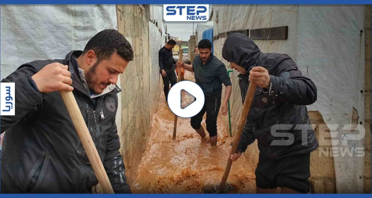 بالفيديو|| أحد مخيمات الشمال السوري غارق بالوحل والأمطار.. والأهالي يناشدون الدفاع المدني