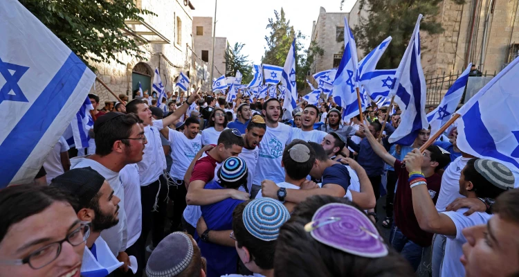 بالفيديو|| "الموت للعرب".. المسيرة الإسرائيلية المستفزة تجوب أحياء القدس ومواجهات عنيفة بين الشرطة الإسرائيلية وفلسطينيين