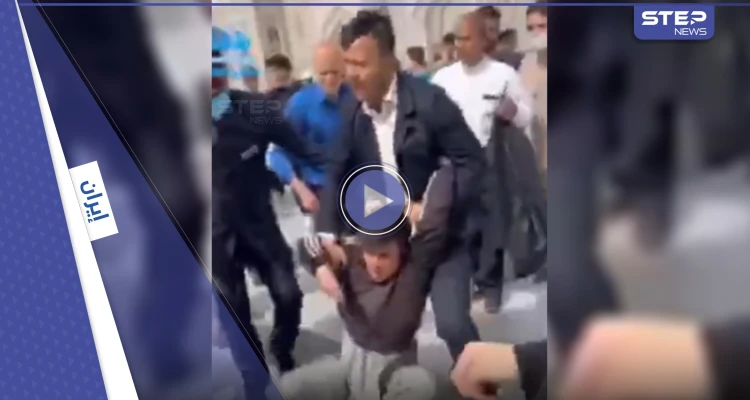 شاهد|| مهاجم يقتحم أشهر ضريح شيعي في إيران.. ويطعن 3 رجال دين وفيديو يوثق لحظة القبض على الفاعل