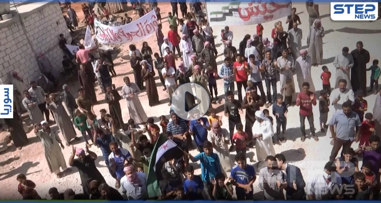 مظاهرات شمال مدينة إدلب تطالب بإسقاط النظام السوري والتأكيد على مطالب الثورة السورية
