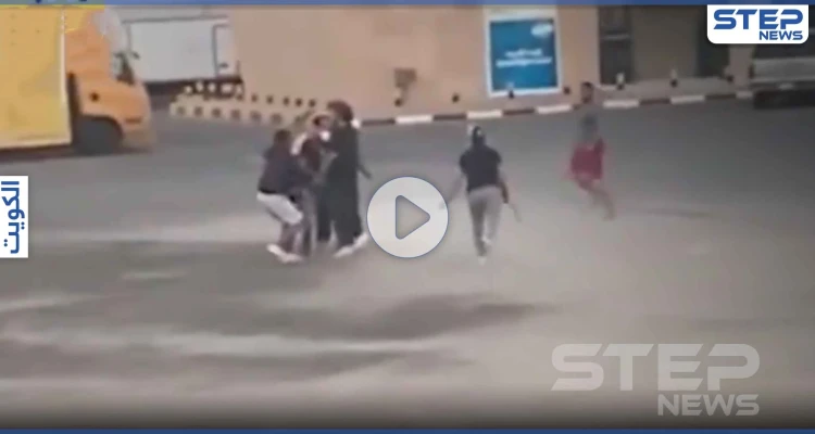 بالفيديو|| مشاجرة بالسيوف في الكويت بمنطقة خالية.. ودهس بالسيارات