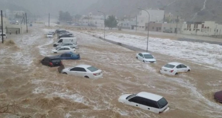 مقتل 13 يمنياً بينهم طفلان في سيول جراء الأمطار الغزيرة.. والأرصاد الجوية تحذّر