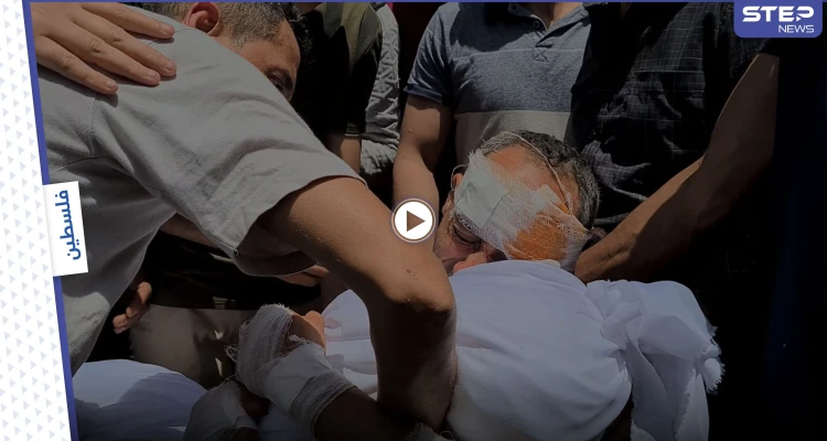 مشهد مؤثر || أب يودع أطفاله بالدموع بعدما خرج من تحت أنقاض منزله في مدينة غزة
