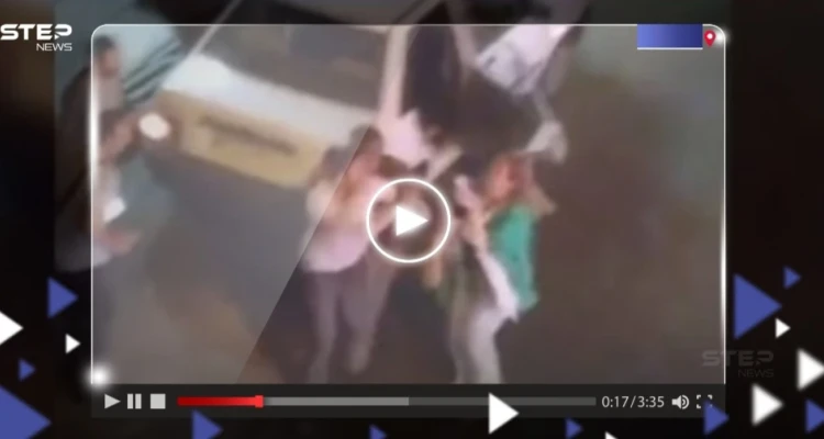 بالفيديو|| رجل غاضب يعتدي على امرأة إيرانية بسبب "الحجاب" ويخرجها عنوة من السيارة