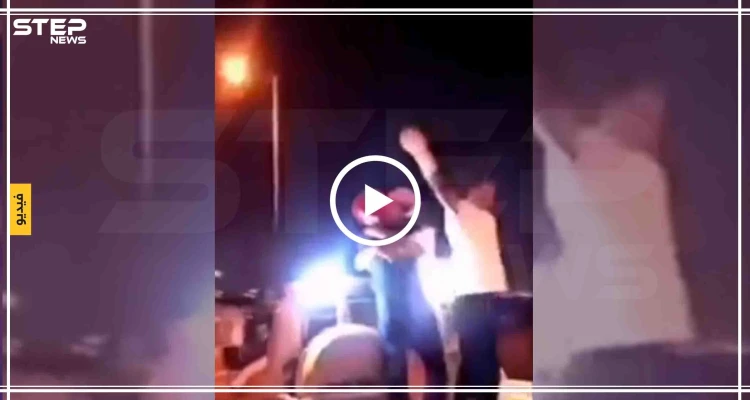 بالفيديو|| شابان سعوديان يقومان بـ"أفعال شاذة" وسط العاصمة الرياض