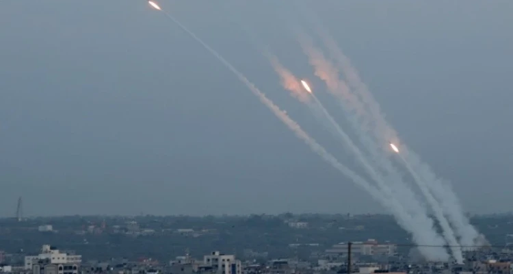 صواريخ الفصائل الفلسطينية تطال أكبر عدد من المدن الإسرائيلية.. ولحظة هروب سكان تل أبيب خوفاً (فيديو)