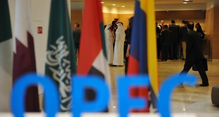 أسعار النفط تقترب من أعلى سعر لها منذ سبع سنوات بسبب إلغاء اجتماع "أوبك بلس"