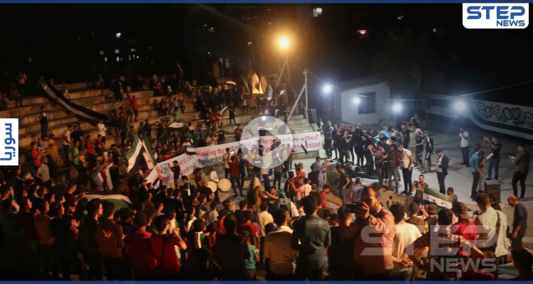 مظاهرة مسائية في مدينة إدلب شمال سوريا تطالب بإطلاق سراح المعتقلين وإسقاط النظام السوري