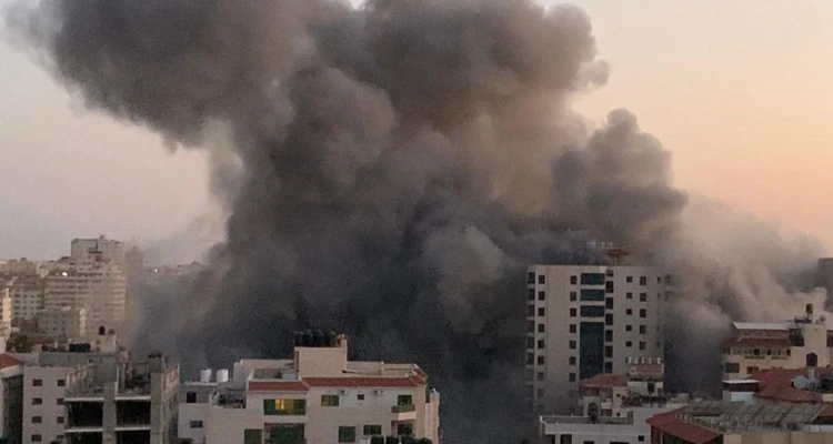بالفيديو|| لحظة استهداف غارات إسرائيلية لبرج سكني غربي قطاع غزة وتدميره بالكامل