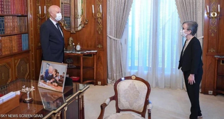 أول رئيسة وزراء بتاريخ العرب تؤدي اليمين الدستورية مع حكومتها أمام الرئيس التونسي قيس سعيد