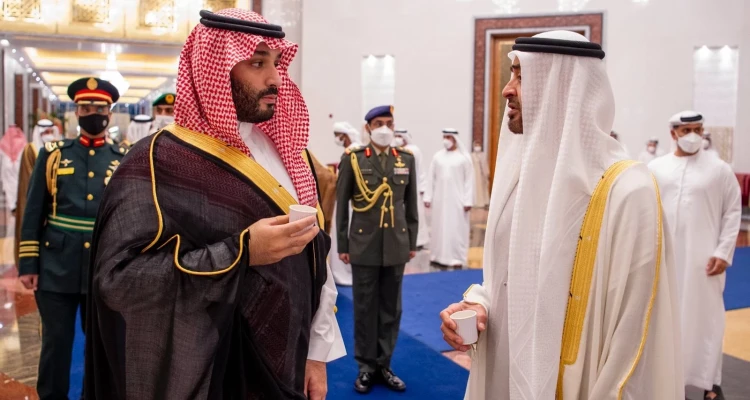محمد بن سلمان يصل أبوظبي ضمن جولة خليجية وبيان سعودي عماني مشترك