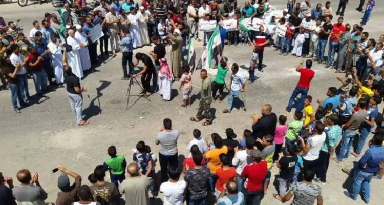 أهالي درعا ينتفضون مجددًا بوجه الأسد، ومجهولون يُهاجمون مسيرة مؤيّدة!!