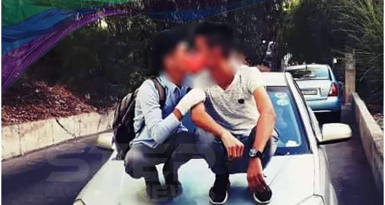 صورة متداولة لشابين في دمشق و هما يتبادلان القبل 