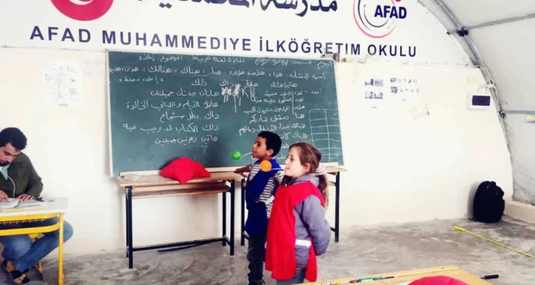 جانب من تعليم الأطفال في مخيم المحمدية بمنطقة عفرين شمال حلب
