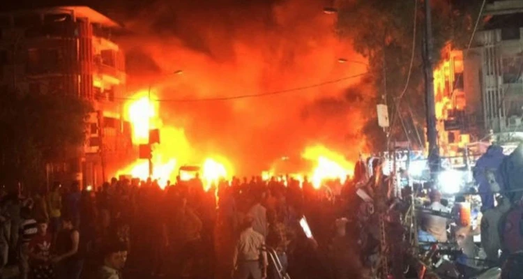 بالفيديو|| انفجار في حي الكرادة وسط بغداد.. والقوات الأمنية تغلق مداخل المنطقة