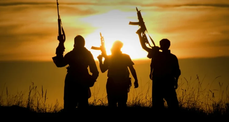 داعش يستنزف قسد بمعارك ديرالزور ويخسر قياديًّا بصفوفه