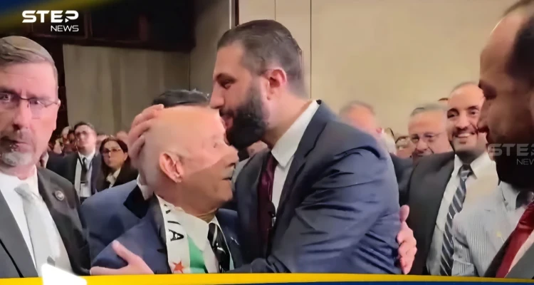 من هو الرجل المسن الذي قبل أحمد الشرع رأسه؟.. إليك التفاصيل