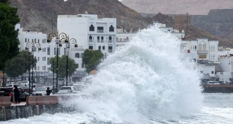 مركز الإعصار شاهين يهدد الإمارات وعُمان والأخيرة تعلن وفاة أول طفل غرقاً بإحدى ولاياتها