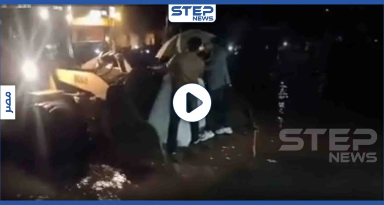 بالفيديو|| إجت الحزينة لتفرح.. "جرافة" تنقل عروس مصرية حاصرتها سيول "التنين"