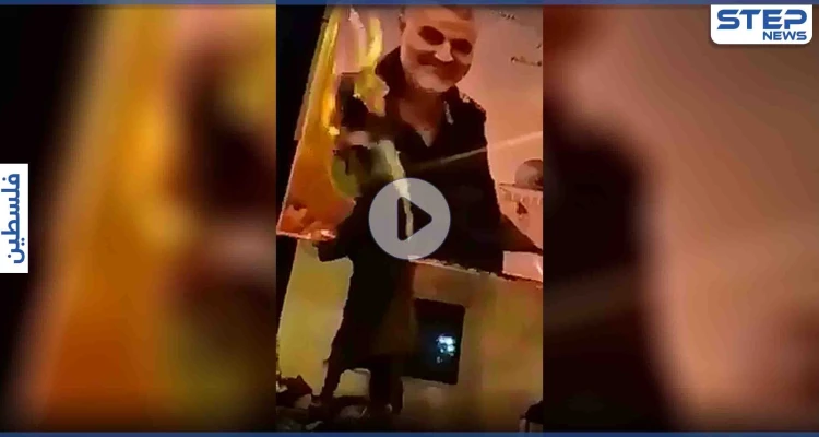 بالفيديو|| أهالي غزة يمزقون صورة قاسم سليماني التي رفعتها حركة حماس وسط القطاع