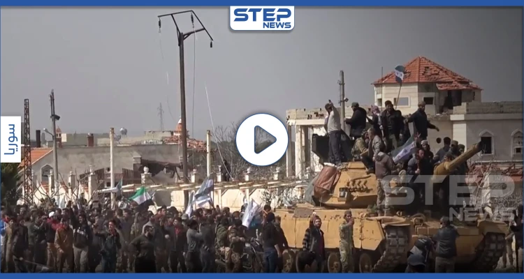 شاهد||متظاهرون في ادلب يطردون رتل تركي من الطريق الدولي M4 ويمنعونه من العبور