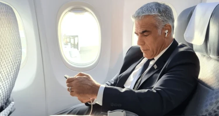 يائير لبيد في أبوظبي بأول زيارة خارجية له وسيشرف خلالها على حدثين