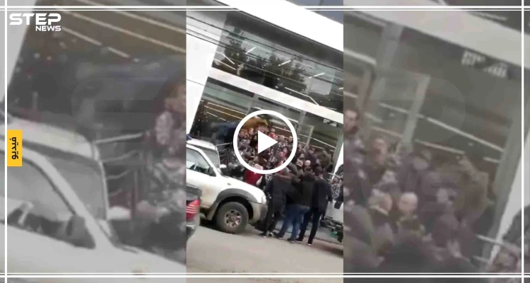 بالفيديو || "مصارعة حرة" بين محتجون والقوى الأمنية أمام أحد البنوك شمال لبنان