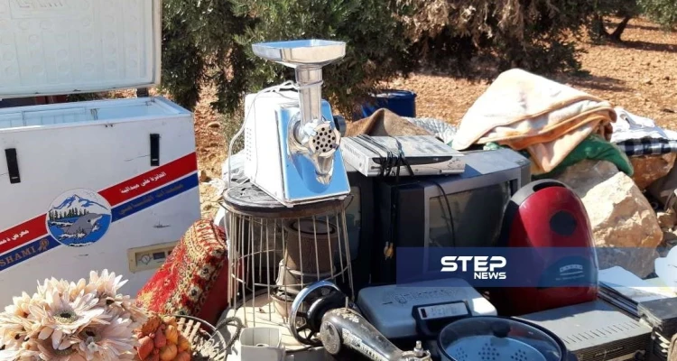شاهد بالصور || "الفقر" يدفع نازحي إدلب لبيع أغراضهم المنزلية على الحدود السورية التركية !
