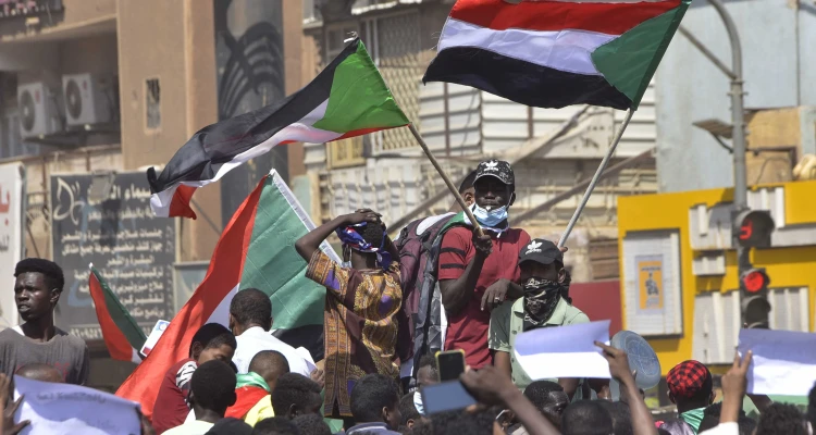 الخارجية السودانية تؤكد أن مصير حمدوك وأعضاء حكومته "غير معلوم".. والبرهان يصدر بياناً هاماً