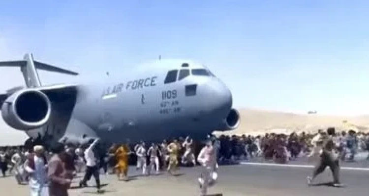 الخارجية الأمريكية تجري نقاشاتٍ مع طالبان حول العالقين في كابل وتكشف مصيرهم