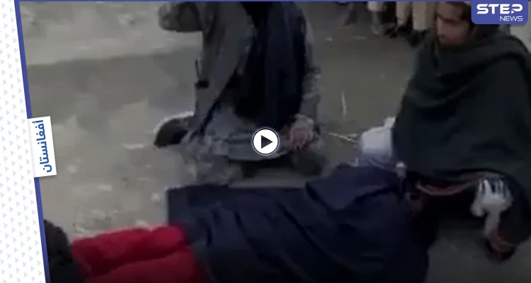 بالفيديو|| بنطالها الأحمر تسبب بكارثة.. حركة طالبان تجلد فتاة وسط الشارع بالسوط على مؤخرتها