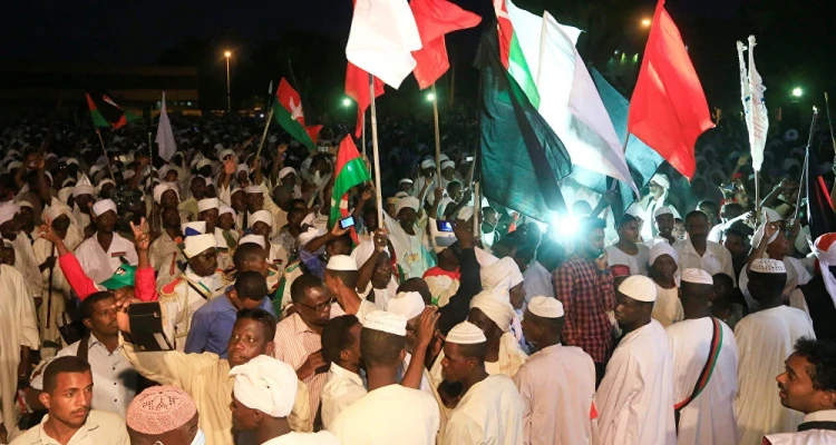 قيادة الجيش السوداني توقف الإذاعة والتلفزيون وتنوه لبيان هام سيصدر قريباً