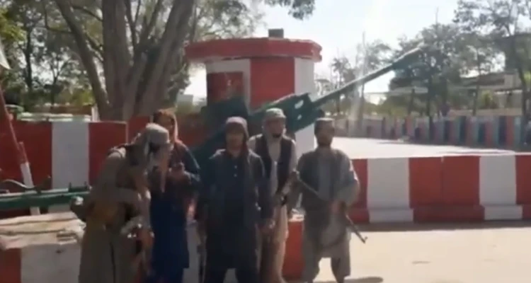 بالفيديو|| طالبان تسيطر على مواقع وتجبر جنود أفغان على الانضمام لصفوفها.. ومخاوف من انقلابٍ عسكري كامل