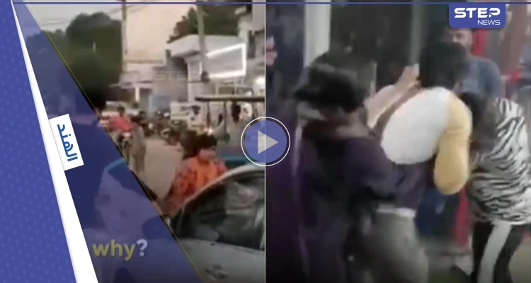 فتاتان تعتديان على والدهما بالضرب المبرح وتسحلانه وسط الطريق في الهند بسبب زوجته الثانية (فيديو)