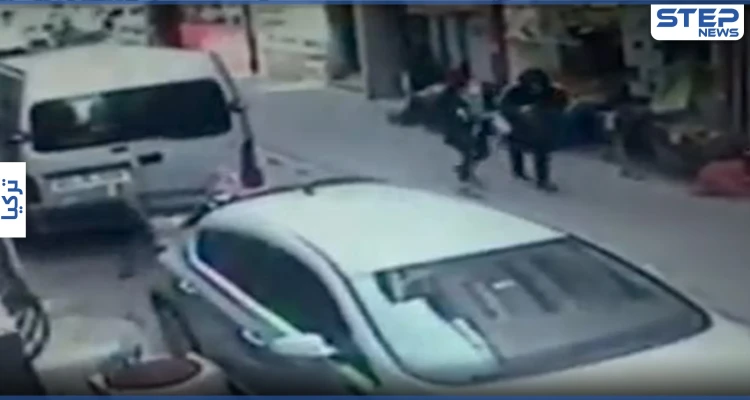بالفيديو|| تركي يضرب ويطعن زوجته في الشارع عدّة مرات والمارّة يشاهدون ولا يفعلون شيئاً