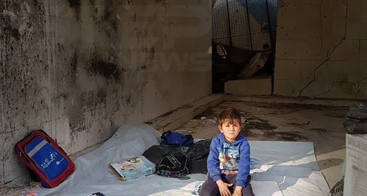 طفل مهجر من مدينة البوكمال بريف دير الزور يبيع أغراض مدرسية على خيمة للأمم المتحدة