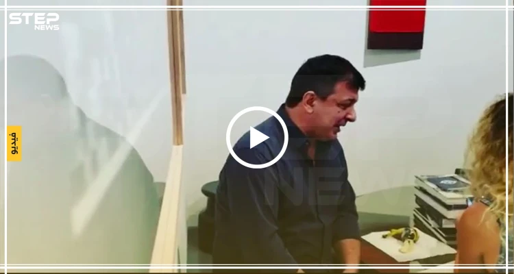 بالفيديو|| فنان جائع يأكل "الموزة" التي بيعت بـ 120 ألف دولار