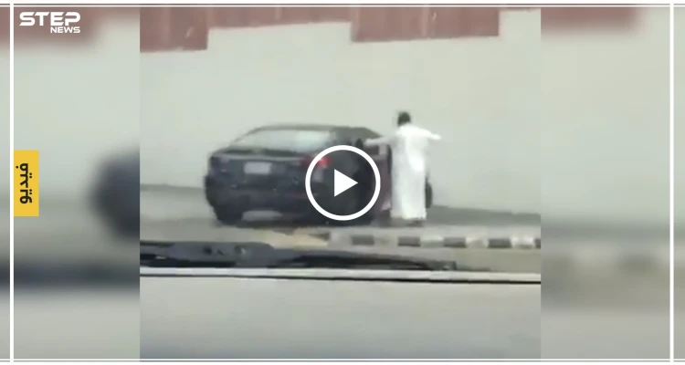 فيديو لأب يعنف ابنته أمام مدرستها يثير غضب السعوديين.. شاهد كيف ضربها بهمجية