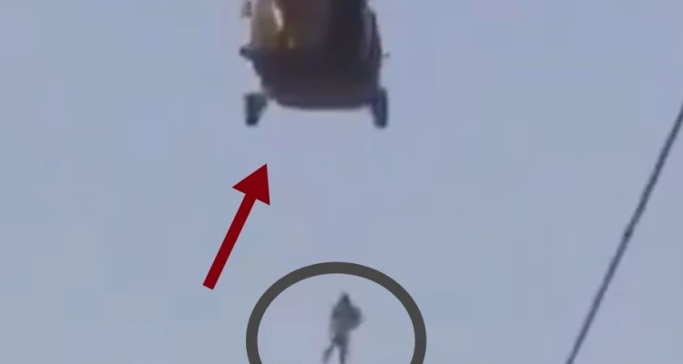 بالفيديو|| "فيلم رعب حقيقي".. تدلي شخص "يبدو ميتاً" من طائرة أمريكية يقودها عناصر من طالبان
