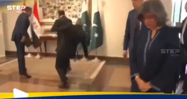 في موقف صعب.. شاهد ماذا حدث لوزير الخارجية الباكستاني لحظة استقباله نظيره المصري: أخبار