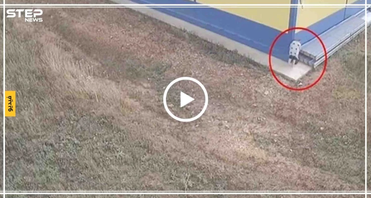 شاهد بالفيديو|| أم تضع رضيعها على أحد الأرصفة بعد لفه بكيس