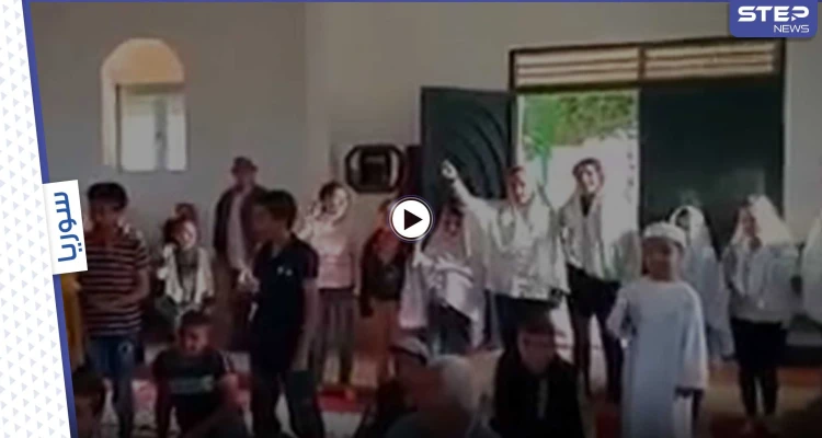من داخل أحد مساجد ريف جبلة.. فتيات وأولاد يهتفون لــ بشار الأسد (فيديو)