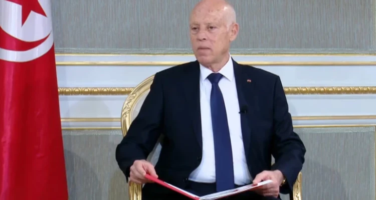 ملك عربي يبعث برسالة إلى قيس سيعد سلّمها وزير خارجيته باليد وآخر سلّمها وزيره "شفهياً"