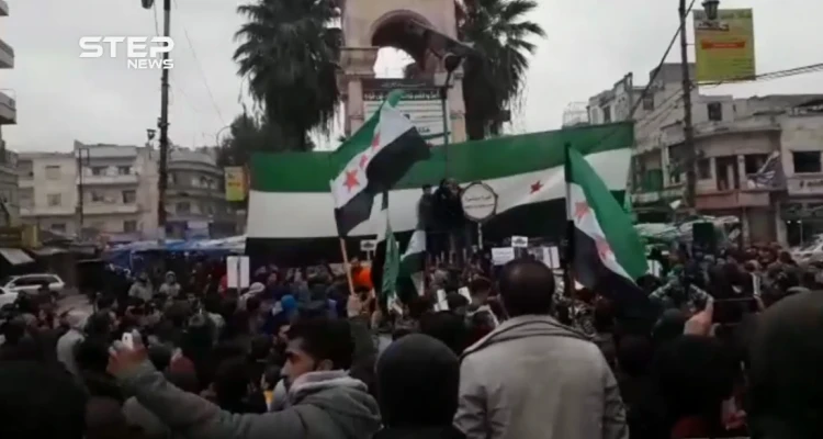 شاهد مظاهرة في مدينة إدلب نددت بالقصف الروسي المستمر وطالبت بوقف المجازر وأكدت على استمرار الثورة ومطالبها