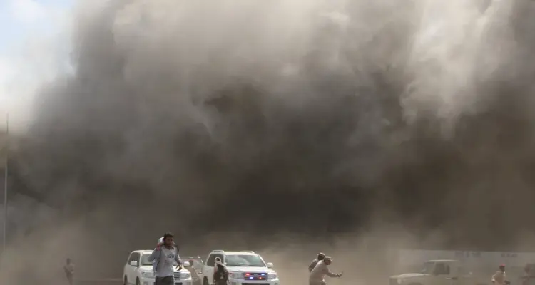 بالفيديو || قتلى وجرحى بتفجير استهدف موكب محافظ عدن جنوبي اليمن: أخبار