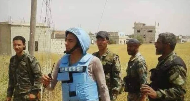 بالفيديو|| شاب من درعا البلد يهدد مراسل سما فراس الأحمد: "ما قصّرت وما رح نقصّر"