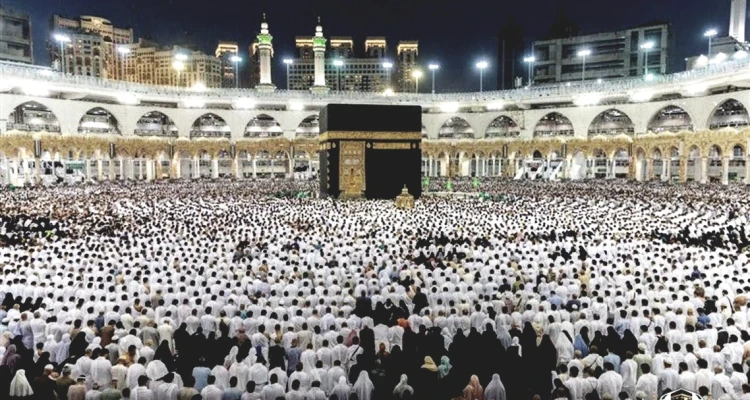 بالفيديو|| لأول مرة منذ عامين صلاة الفجر بالحرم المكي فجر اليوم "تراصاً".. وشروط دخول الحرمين