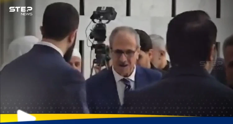 شاهد|| الشرع يقبّل يد والده أثناء المعايدات في قصر الشعب بمناسبة عيد الفطر.. ويؤكد: سوريا ليست سوقاً للرغبات