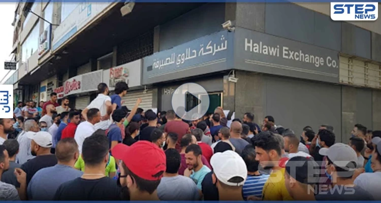 بالفيديو|| قتال شوارع وضرب سكاكين في لبنان أمام محلات الصرافة لأجل الدولار