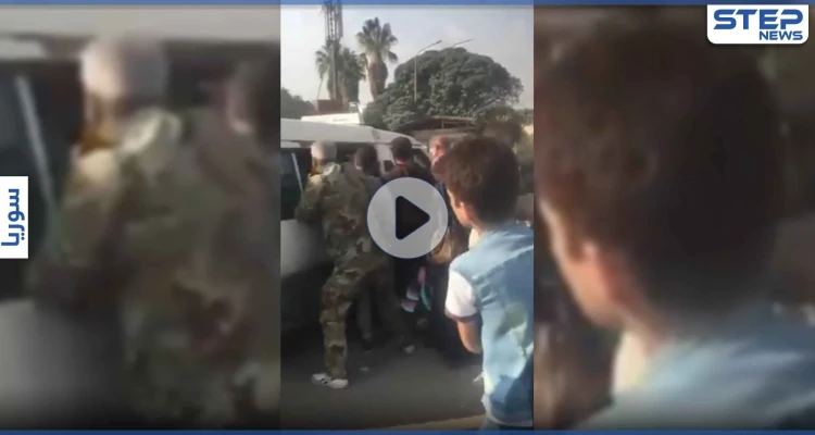 بالفيديو|| مقاتلان بقوات النظام السوري يعتديان بالضرب على مريض وسط حافلة بدمشق وزوجته تستغيث